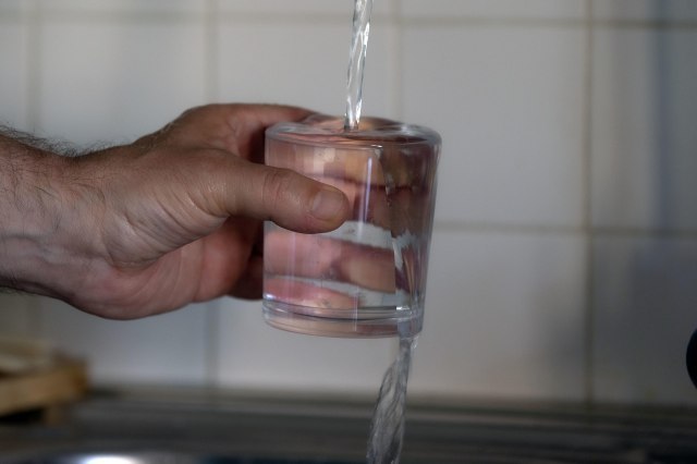 Stručnjaci otkrivaju: Evo koliko vode dnevno zaista treba piti